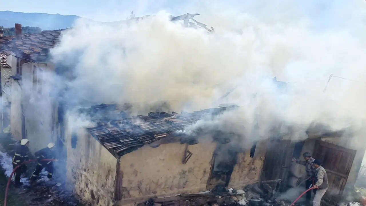Gediz'de Ahşap Ev, Çıkan Yangında Küle Döndü!