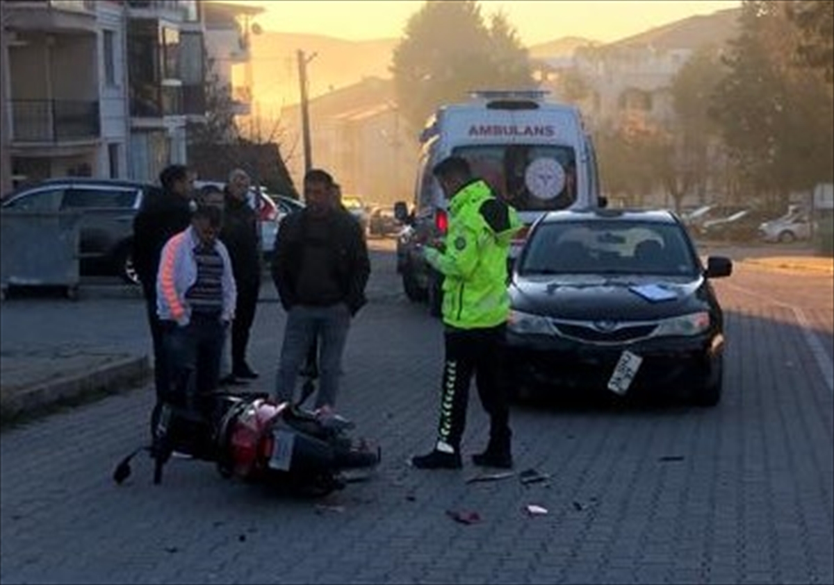 Gediz'de Elektrikli Bisiklet İle Otomobil Çarpıştı: 1 Yaralı