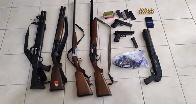 UŞAK MERKEZLİ SİLAH KAÇAKÇILIĞI OPERASYONUNDA 24 KİŞİ GÖZALTINA ALINDI