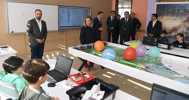 VALİ FUNDA KOCABIYIK, ROBOTİK KODLAMA ATÖLYE ÇALIŞMASINA KATILDI