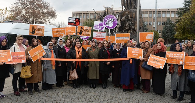 UŞAK'TA AK PARTİLİ KADINLAR, KADINA YÖNELİK ŞİDDETE KARŞI YÜRÜDÜ
