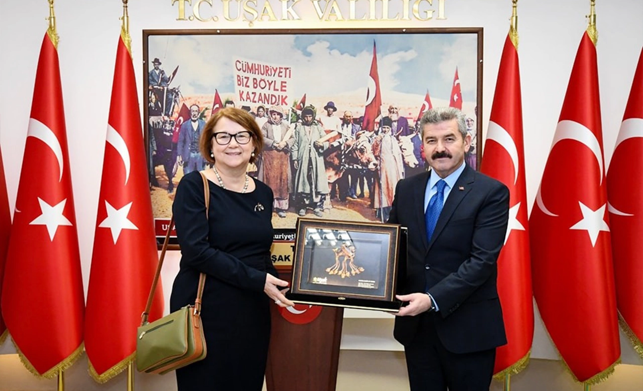 Vali Ergün, Finlandiya Büyükelçisine "Kanatlı Denizatı Broşu" Hediye Etti
