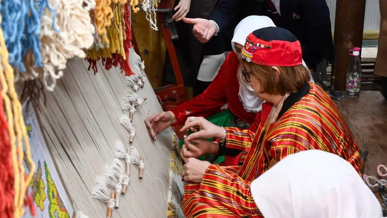 Finlandiya Büyükelçisi  Uşak Halısı Dokudu