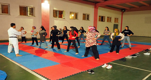 Milli sporcular yetiştiren antrenör kadınlara kendini savunmayı öğretiyor