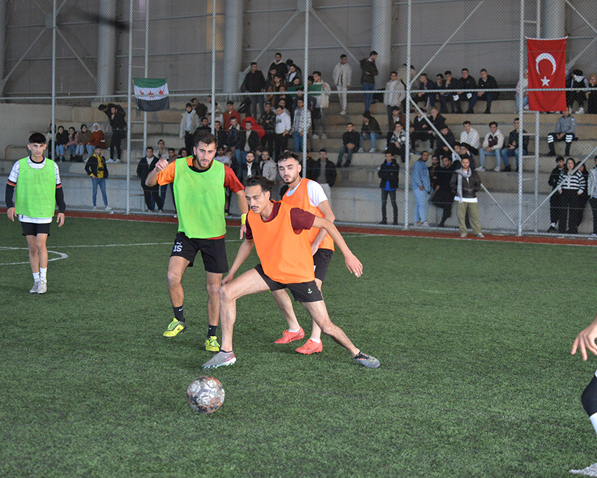 Uşak'ta Üniversiteli Gençler Futbol Turnuvasında Kapıştı!
