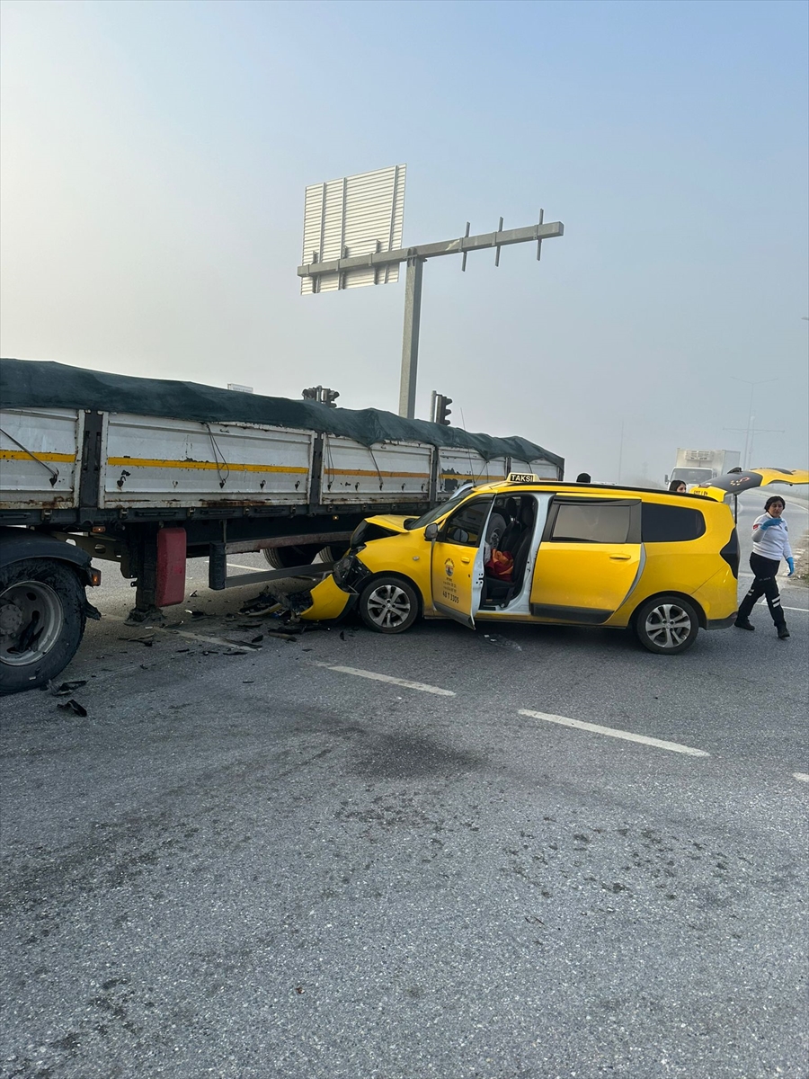 Aydın Çine'de Taksiyle TIR Çarpıştı: 3 Yaralı