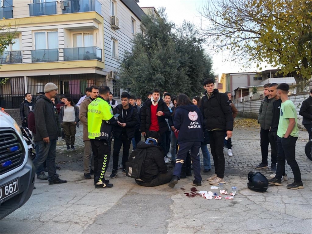 Nazilli'de Ehliyetsiz Motorsiklet Sürücüsü Yayalara Çarptı: 3 Yaralı
