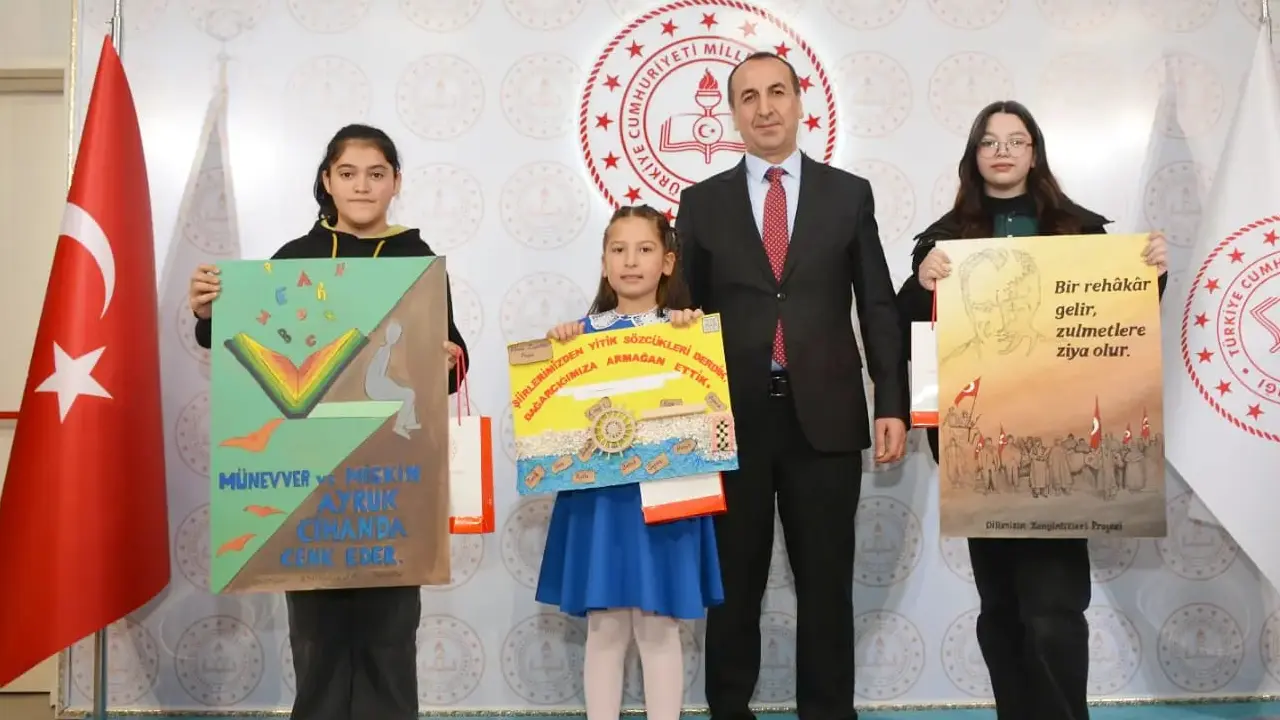 Uşak'ta Yabancı Tabelalara Karşı Öğrencilerden Türkçe Afiş