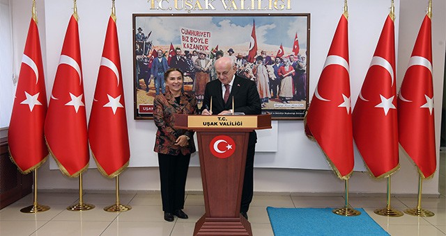 TBMM 27. BAŞKANI VE CUMHURBAŞKANLIĞI YÜKSEK İSTİŞARE KURULU ÜYESİ SAYIN İSMAİL KAHRAMAN, VALİ FUNDA KOCABIYIK’I MAKAMINDA ZİYARET ETTİ