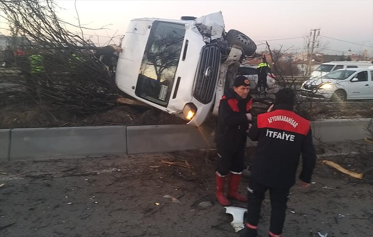 Afyonkarahisar'da refüje devrildi. 12 Kişi yaralandı..