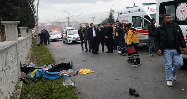 UŞAK'TA DURAKTA BEKLEYEN  YOLCULARA OTOMOBİL ÇARPTI: 3 ÖLÜ