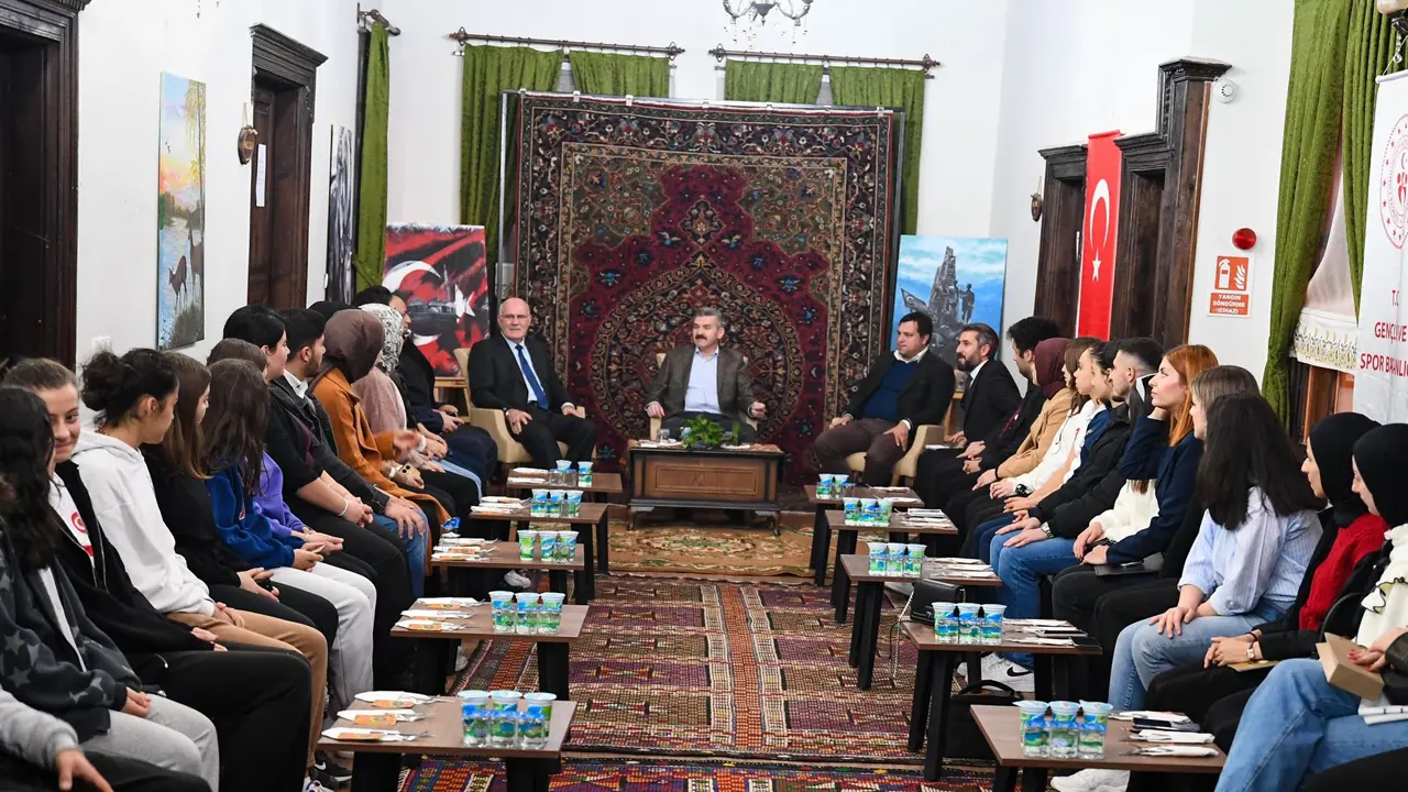 Vali̇ ve Belediye Başkanı gençlerle buluştu