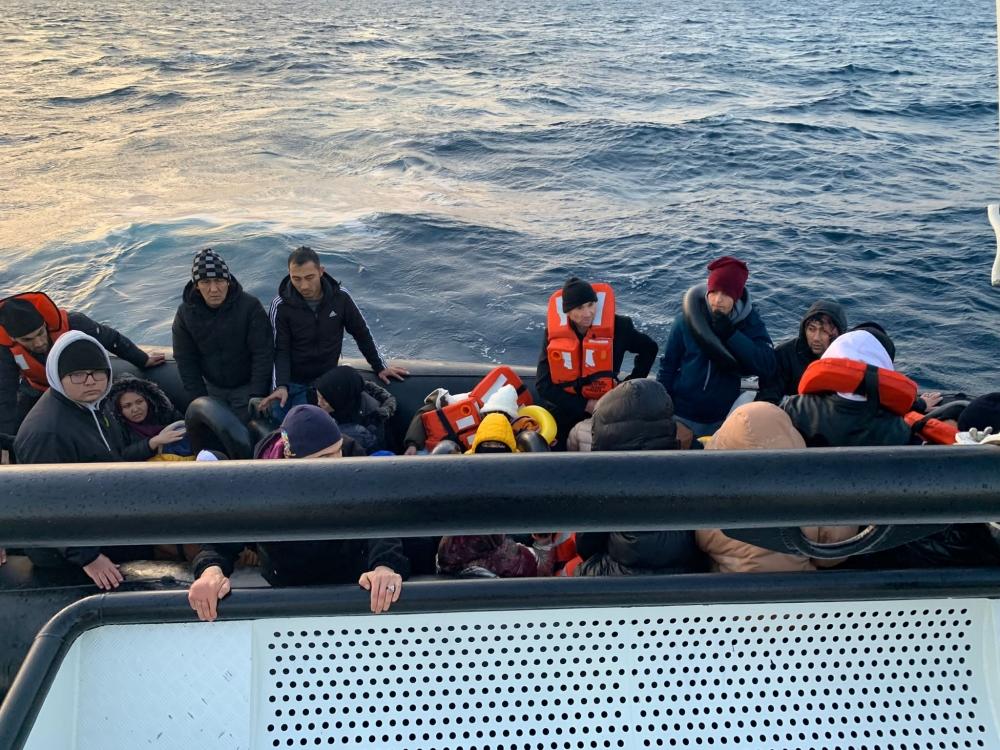 İzmir açıklarında 43 düzensiz göçmen yakalandı