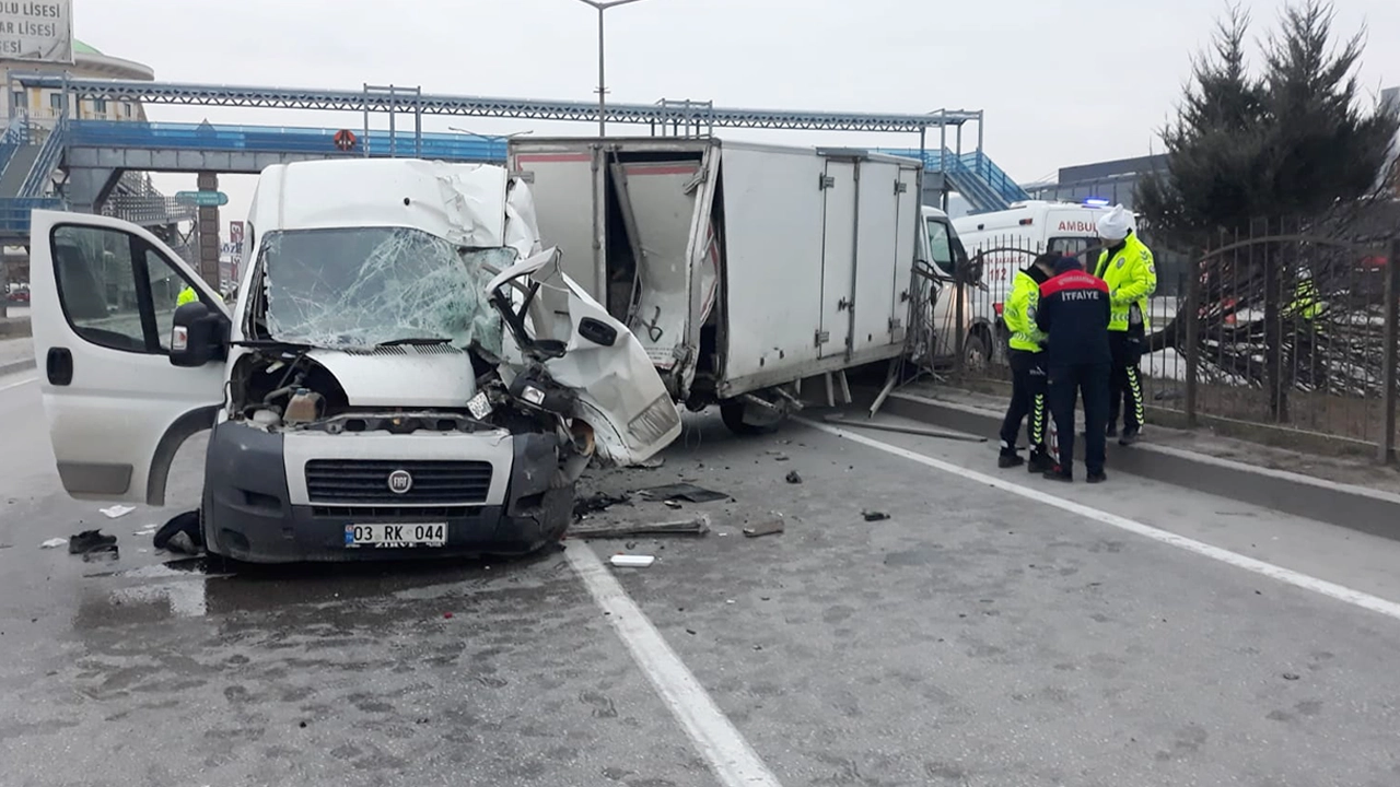 Lastiği Patlayan Kamyonete Başka Bir Kamyonet Arkadan Çarptı