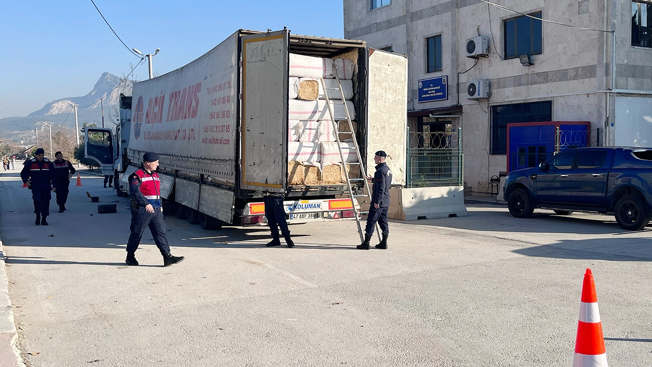 Saman Yüklü Tırda 1900 Paket Kaçak Sigara Ele Geçirildi