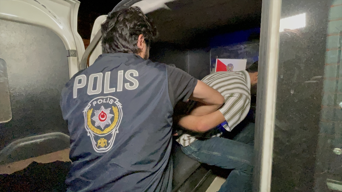 Banaz'da şüpheli şahsın ağzından sentetik ecza hapları çıktı!