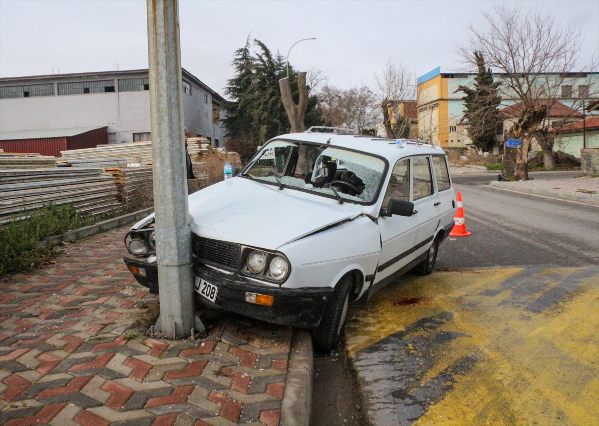 Uşak'ta Otomobil Aydınlatma Direğine Çaptı: 2 Yaralı!