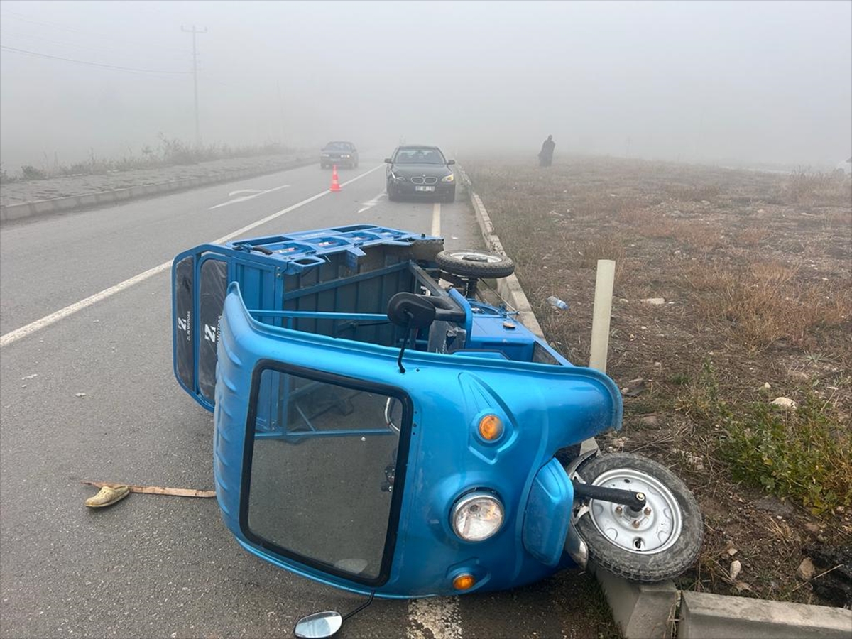 Afyon'da Otomobil Elektrikli Bisiklete Çarptı: 3 Yaralı