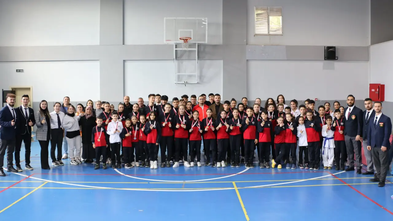 Uşak'ta Karate İl Birincileri Ödülünü Aldı