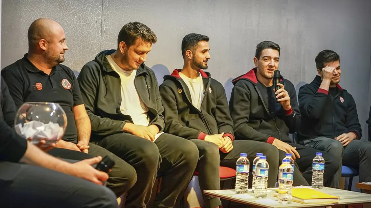 Basketbol Oyuncuları Kolej Öğrencileri İle Bir Araya Geldi