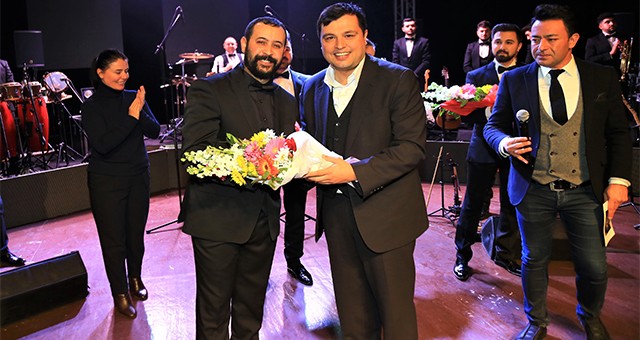 UŞAK BELEDİYESİ KENT ORKESTRASI MUHTEŞEM BİR YENİ YIL KONSERİYLE 2020'YE MERHABA DEDİ