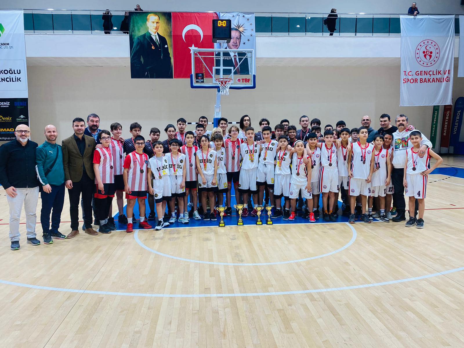 Uşak'ta Okullar Arası Basket Turnuvasında Kupa Sahiplerini Buldu