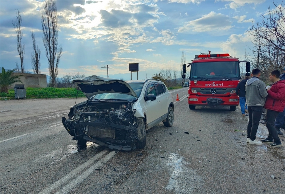 Aydın Bozdoğan'da İki Otomobil Çarpıştı: 4 Yaralı
