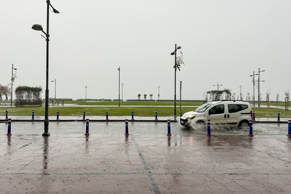 İzmir'de kuvvetli rüzgar ve sağanak hayatı olumsuz etkiliyor