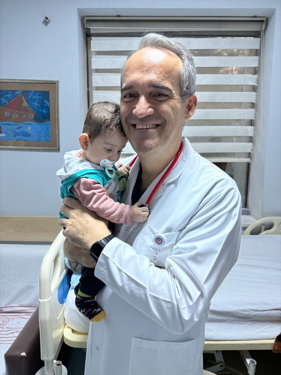 Kalbinde doğuştan "tünel" oluşan bebek, ameliyatla sağlığına kavuştu