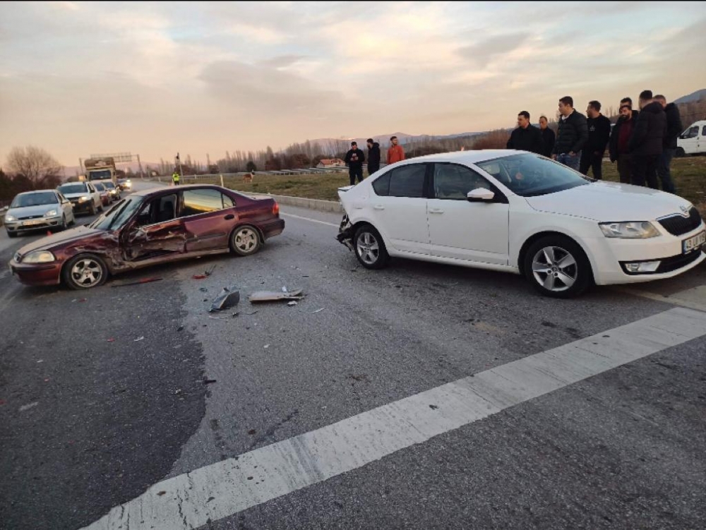 Gediz'de İki Otomobil Çarpıştı: 1 Yaralı