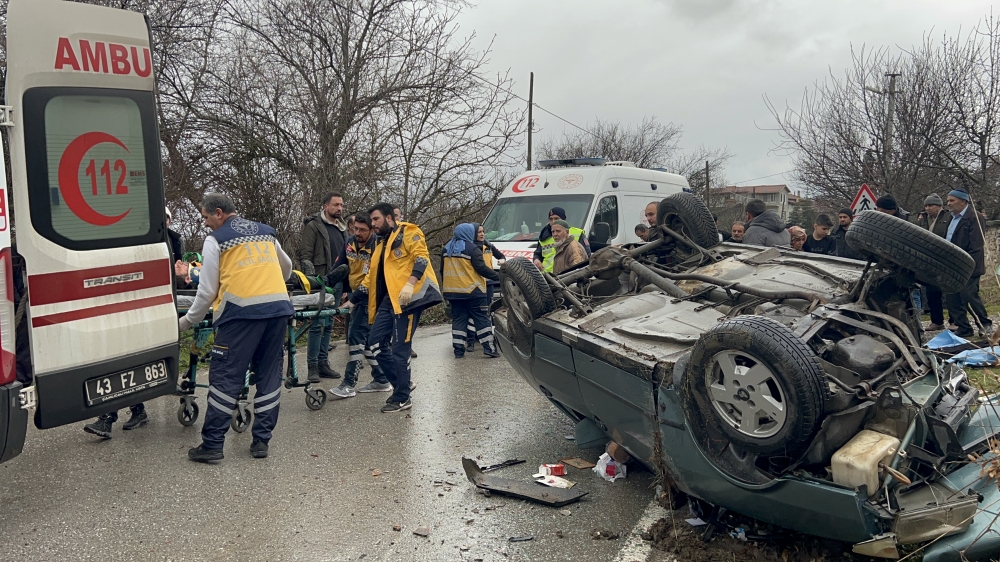 Kütahya'da Otomobil Elektrik Direğine Çarptı: 5 Yaralı
