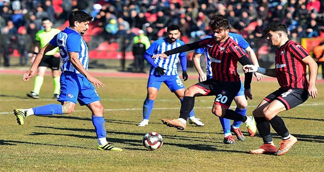 FİLM DEĞİL GERÇEK; PENALTI 3 KEZ TEKRARLANDI ,İKİSİNİ KALECİ ,ÜÇÜNCÜSÜNÜ OYUNCU  KURTARDI
