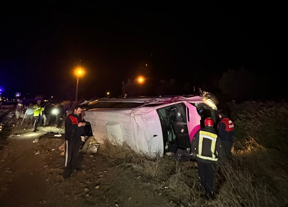 Uşak'ta minibüs şarampole devrildi. 3 kişi yaralandı!