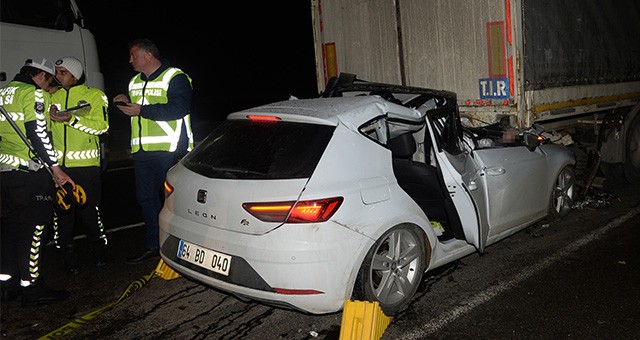 UŞAK'TA TIRA ARKADAN ÇARPAN OTOMOBİLDEKİ 2 KİŞİ ÖLDÜ