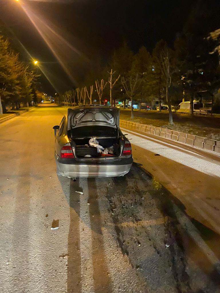 Afyonkarahisar'da kaldırıma çarptı! 2 kişi yaralandı