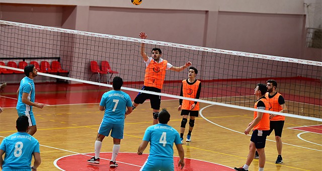 UŞAK BELEDİYESİ AKMONİA VOLEYBOL TURNUVASI BAŞLADI