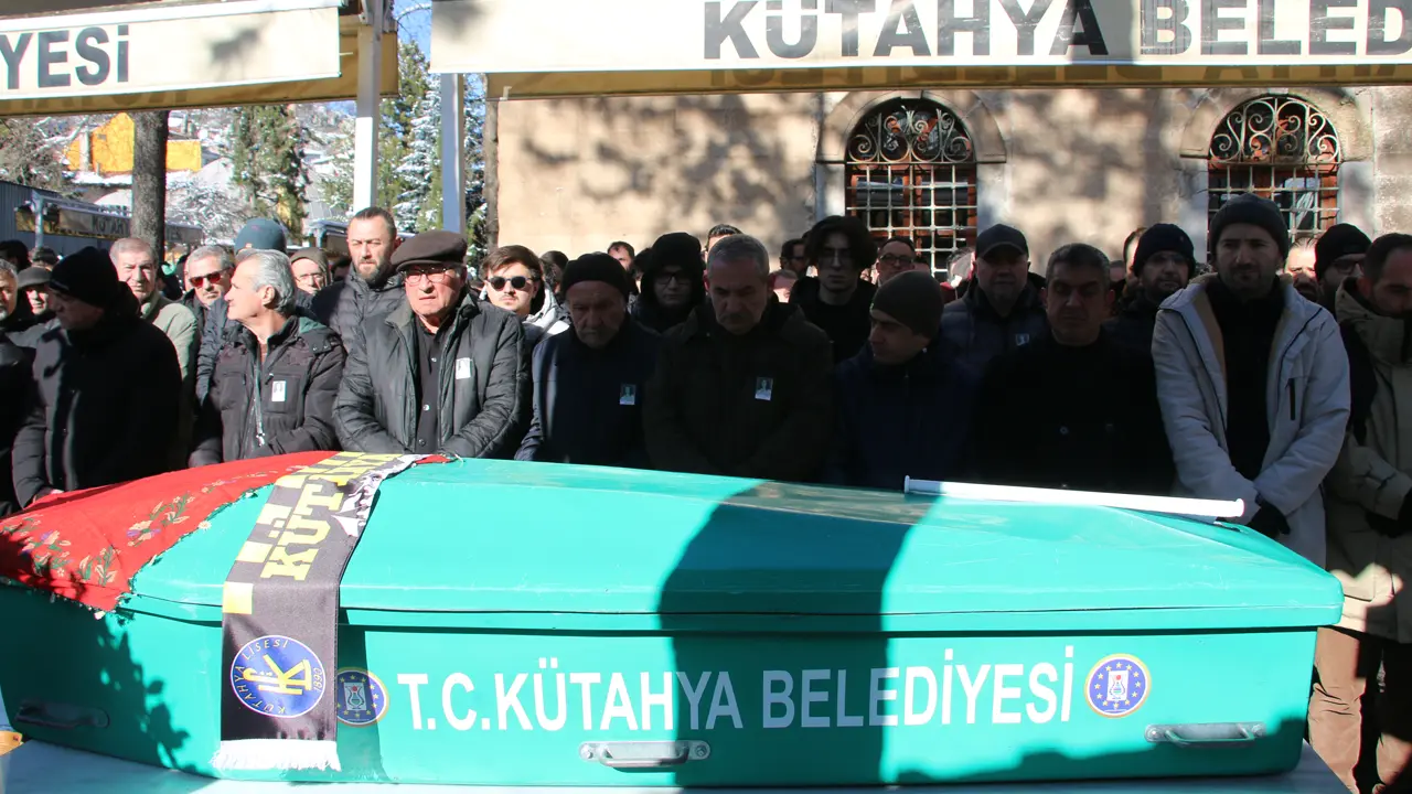 Kovid-19 mücadelesini fotoğraflarıyla yansıtan diş hekimi vefat etti