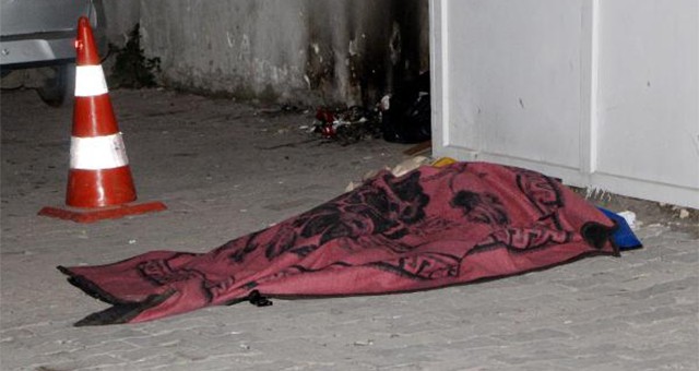 UŞAK'TA SOKAKTA KADIN CESEDİ BULUNDU