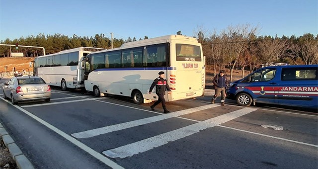 UŞAK'TA İŞÇİ SERVİSLERİNİN ÇARPIŞMASI SONUCU 50 KİŞİ HAFİF YARALANDI