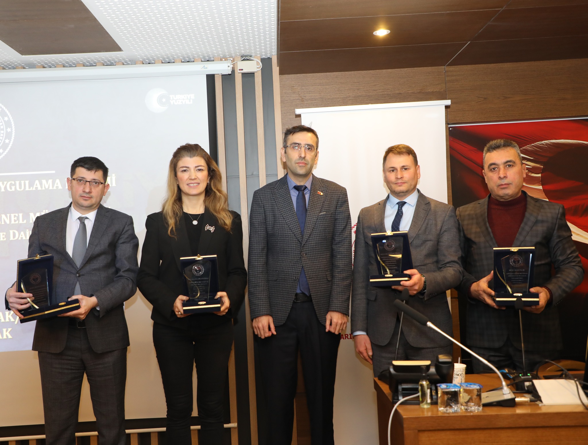 Proje Uygulama Eğitimi Uzmanlarına Plaket