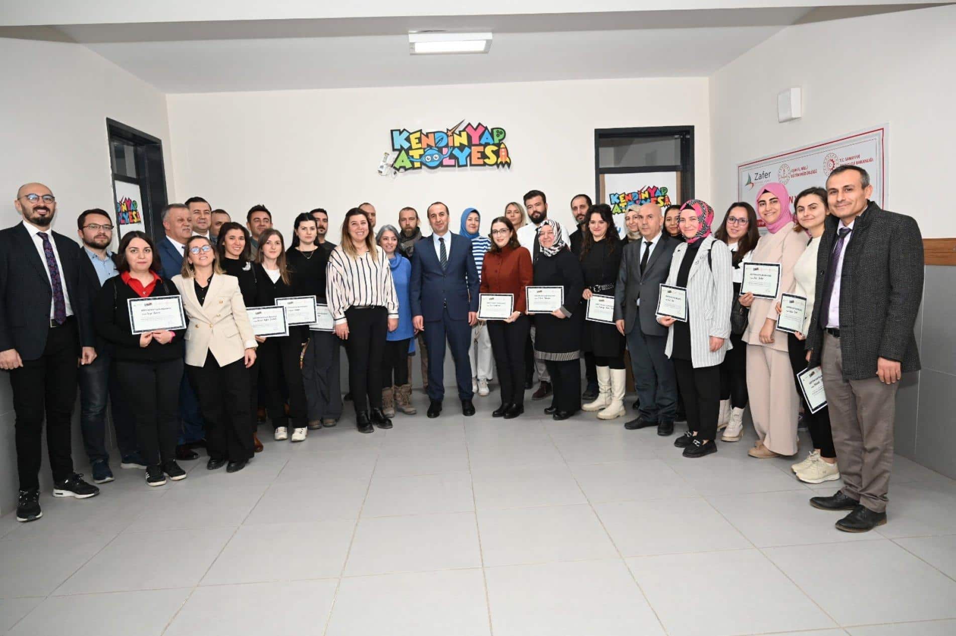 Kendin Yap Atölyelerine Katılan Öğretmenler Sertifikalarını Aldı