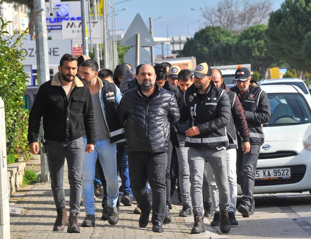 İzmir'de  Danimarka kronunu aklayan 6 kişi tutuklandı