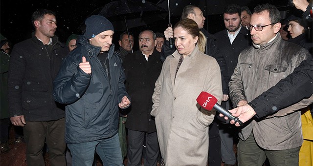 UŞAK VALİSİ FUNDA KOCABIYIK, SU SIZDIRAN BAHADIR GÖLETİ'NDE İNCELEMELERDE BULUNDU