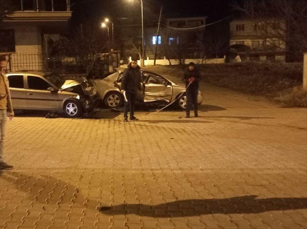 Uşak Karahallı'da İki Otomobil Çarpıştı: 8 Yaralı