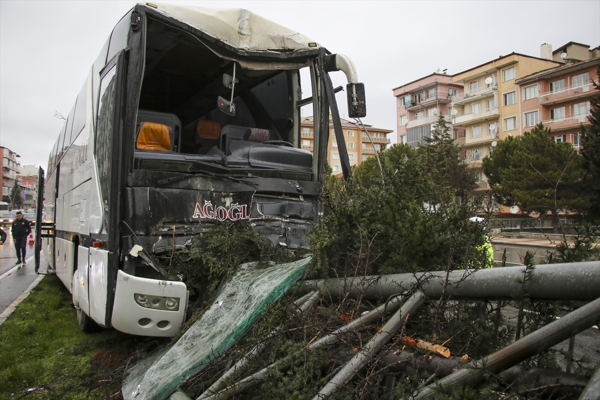 Uşak Ağaoğlu Tekstil Otobüsü Kaza Yaptı: 1 Yaralı