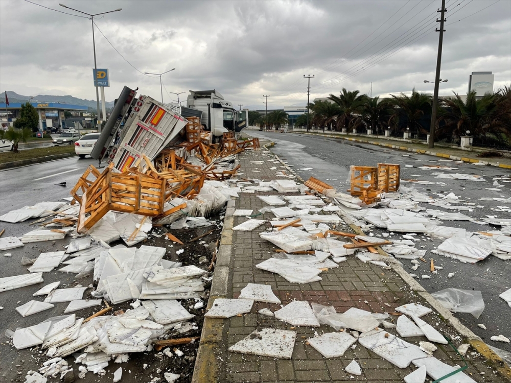 Aydın'da devrilen mermer yüklü tır devrildi