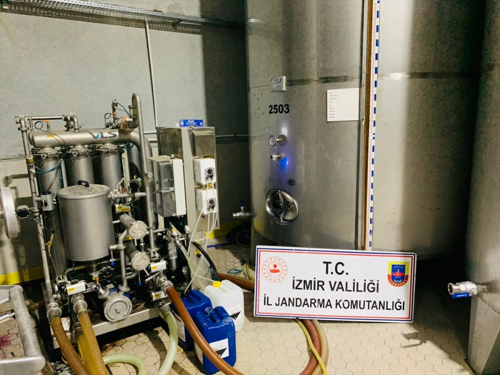 İzmir'de 5 bin 800 litre etil alkol ele geçirildi