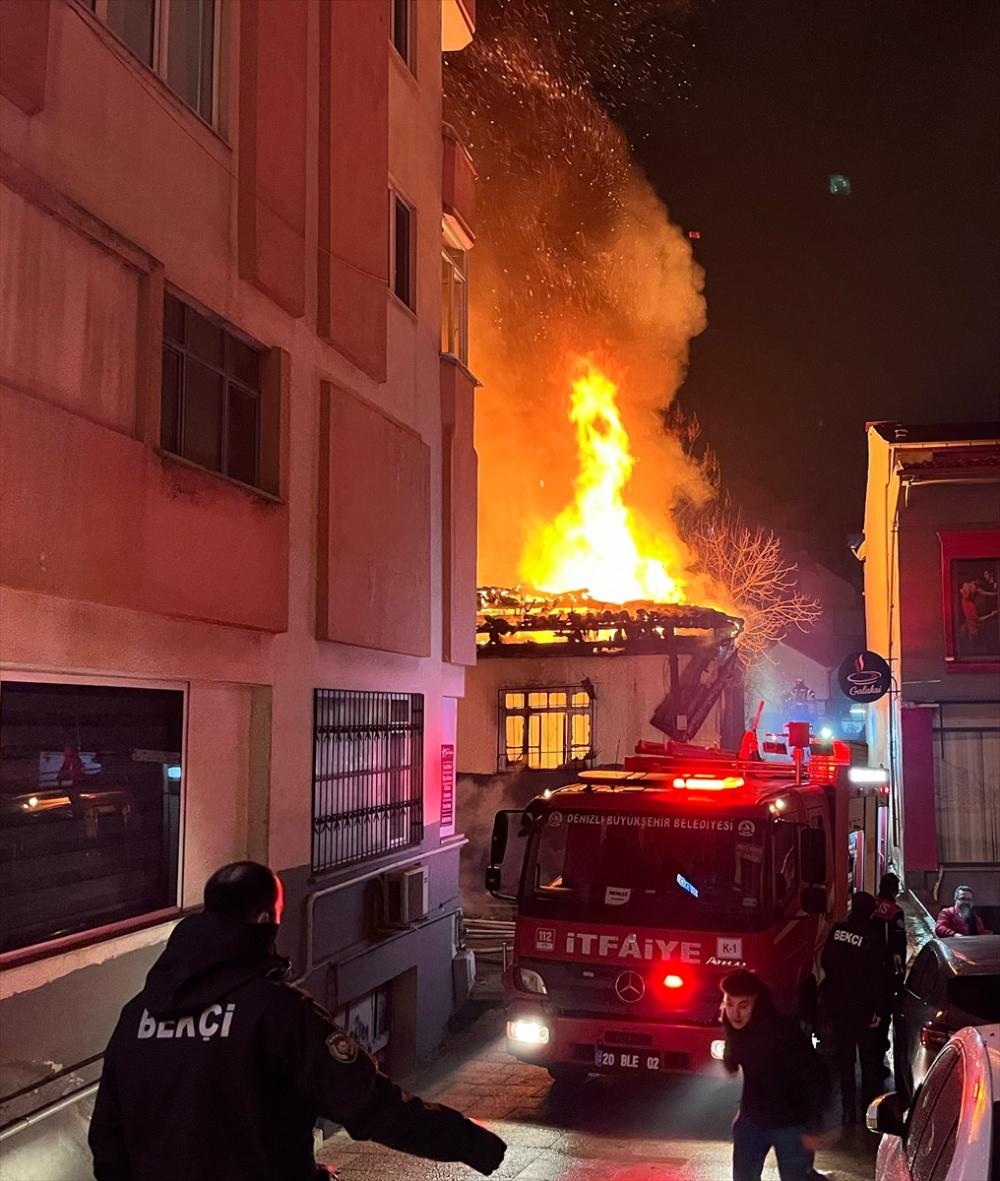 Denizli'de çıkan yangında ev tanınmaz hale geldi