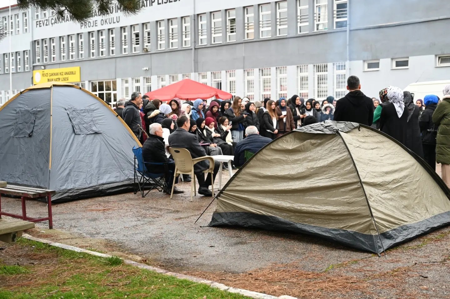 Okulun Bahçesinde Ateş Yakıp Kamp Yaptılar