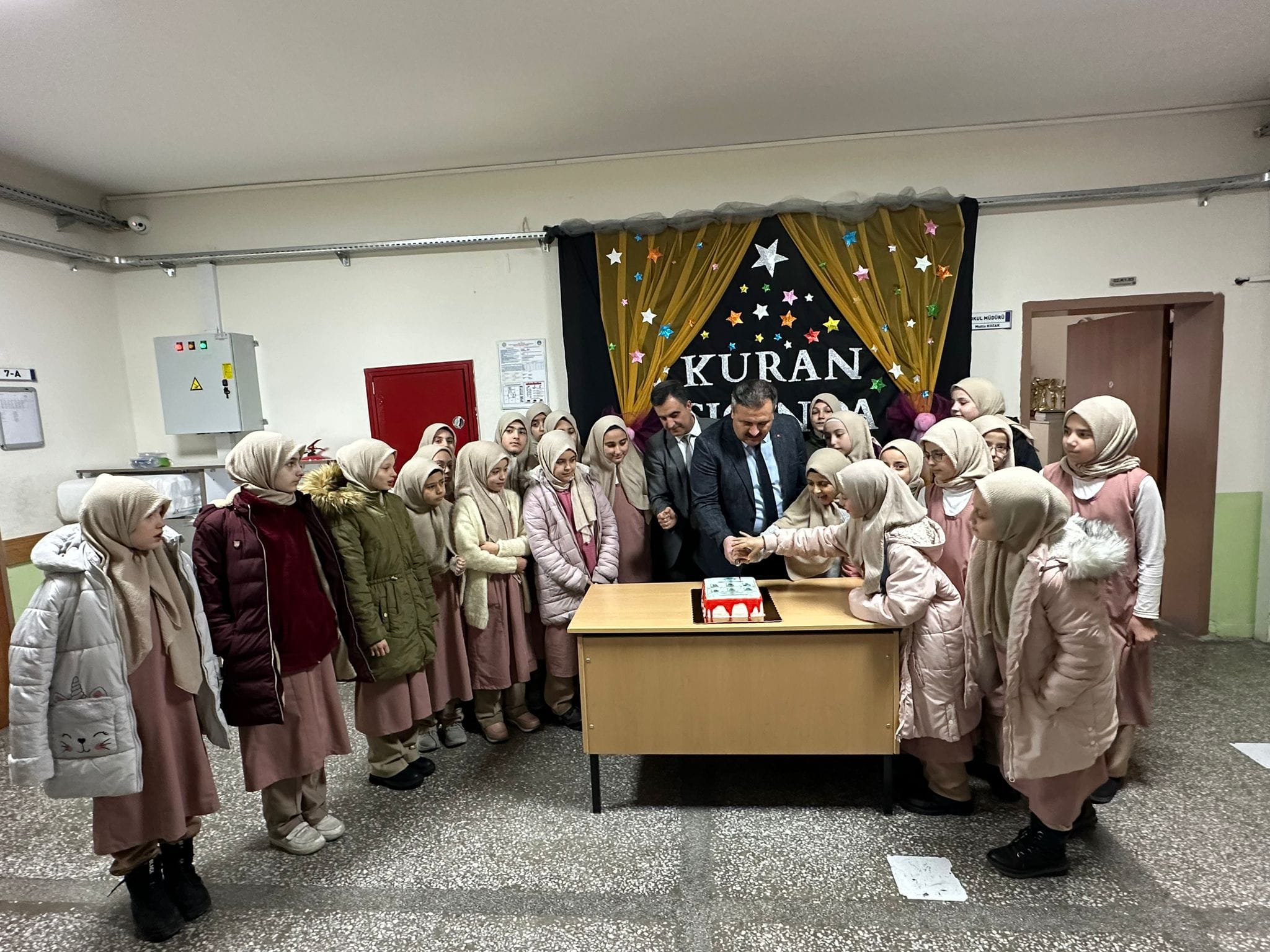 Uşak Müftüsü Hafızlığa Başlayan Öğrencilerle Pasta Kesti